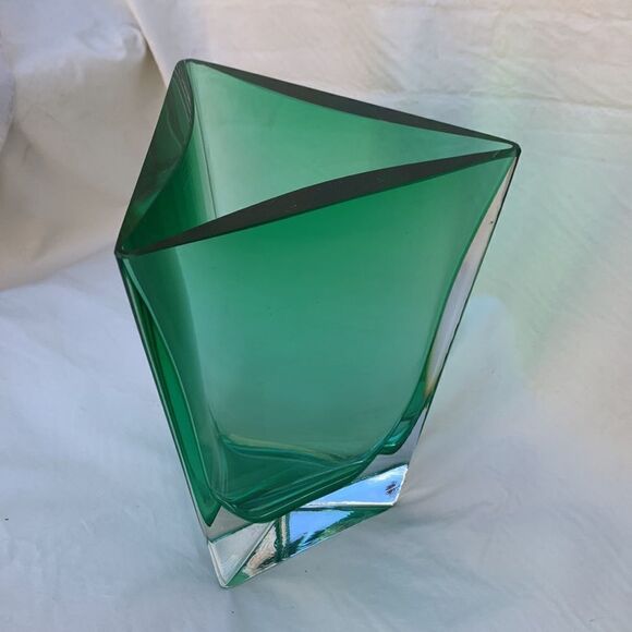 Mouth Blown Handcrafted In Poland Emerald Green Quality Heavy Triangle Vase - Picture 2 of 8